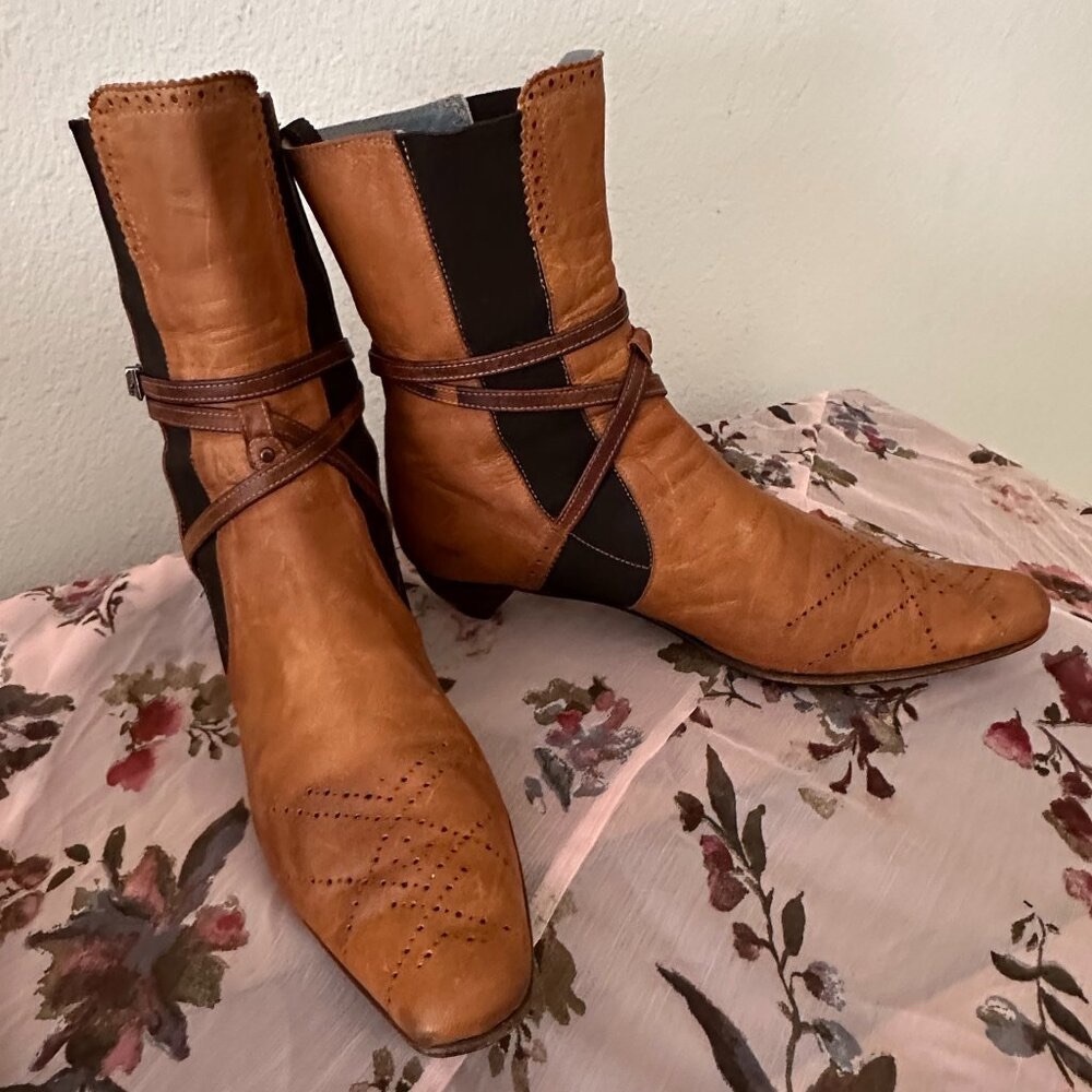 Elegant Tan and Black Ankle Boots